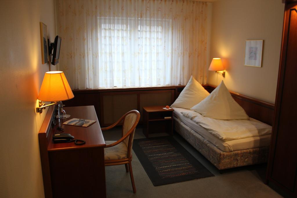 Hotel & Restaurant Zum Vater Rhein Monheim am Rhein Room photo