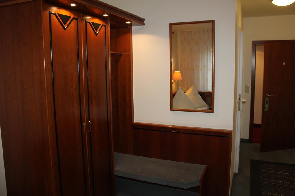 Hotel & Restaurant Zum Vater Rhein Monheim am Rhein Room photo