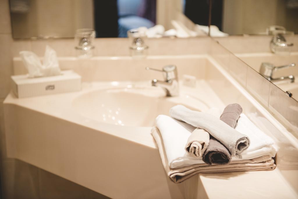 Hotel & Restaurant Zum Vater Rhein Monheim am Rhein Room photo