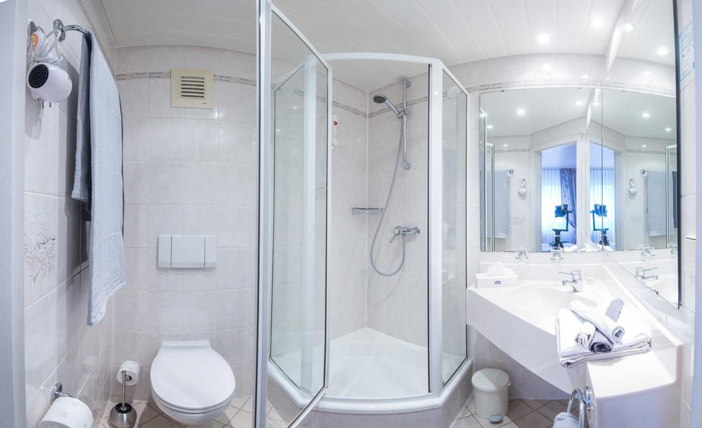 Hotel & Restaurant Zum Vater Rhein Monheim am Rhein Room photo